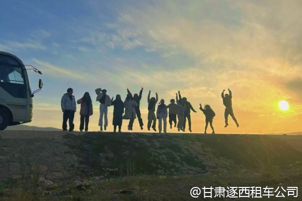 想找一位熟悉地質公園的導游，包車講解丹霞地貌？  